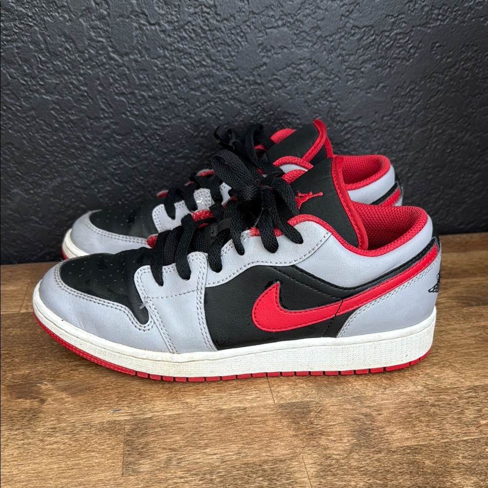 Air Jordan Low Sneakers in Black and Red Size 5.5 Boys - Picture 2 of 11